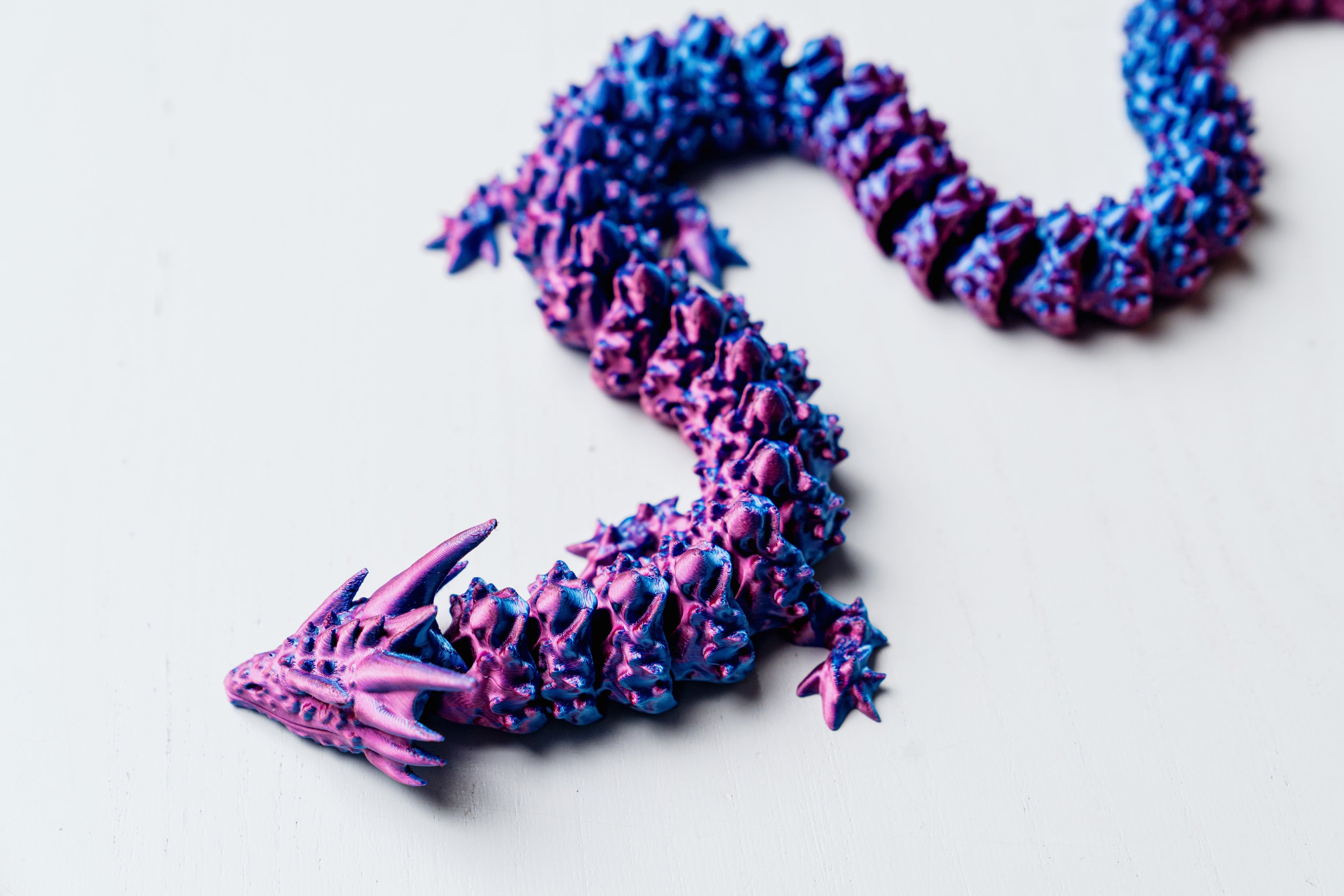 Dragón Articulado Impreso en 3D – Juguete Flexible de 40 cm en Seda Morado y Azul